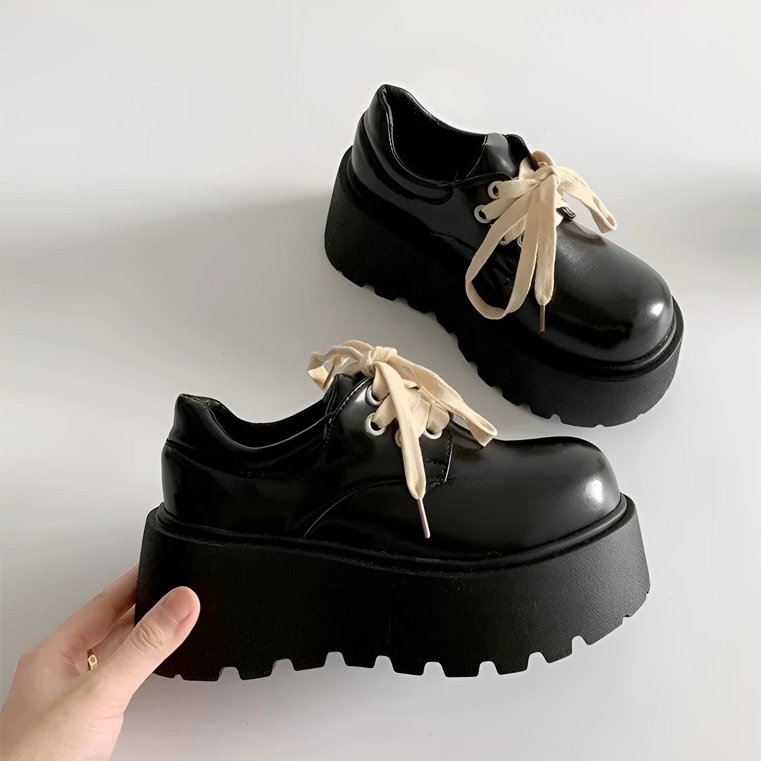 Matte black women's retro leather shoes with a thick sole and lace-up buckle on a 6-8cm English muffin heel.