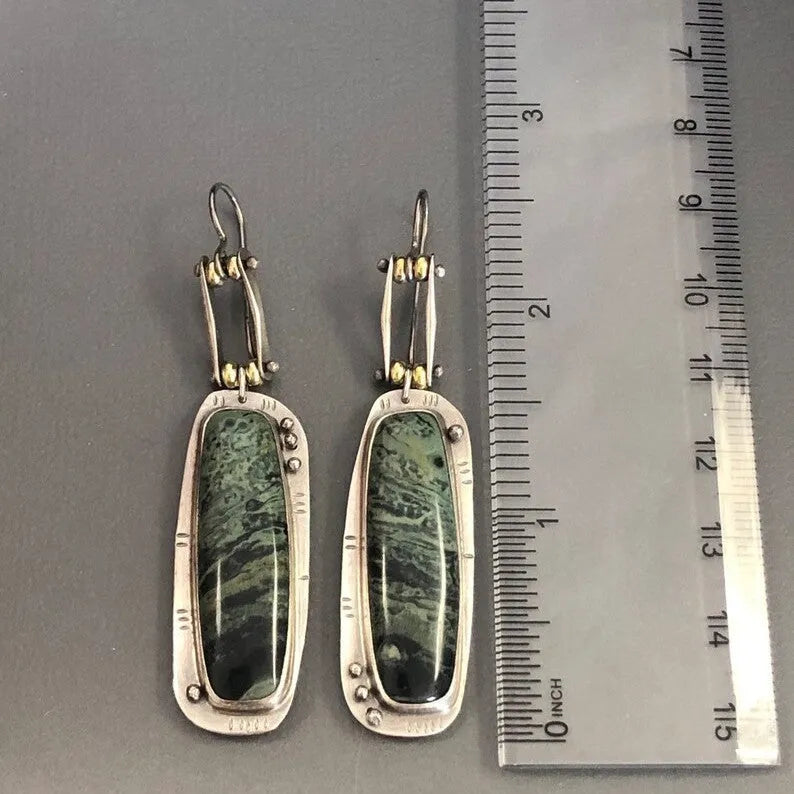 Geometric alloy earrings with two-colour marble pattern in simple jewellery style