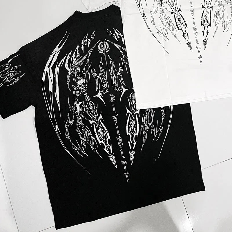 A dark style, loose-fitting plus size men's cotton short-sleeved T-shirt with gilding craft detail.