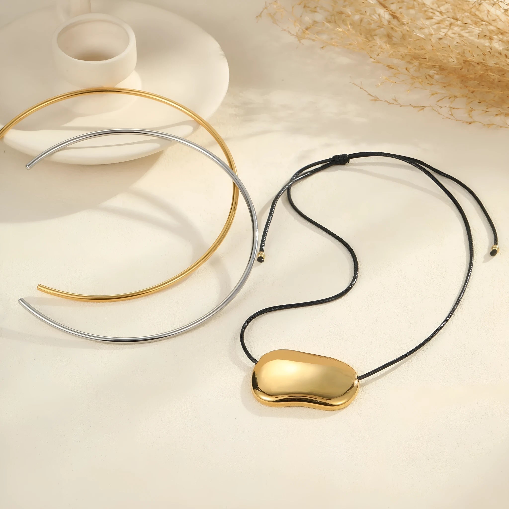 Stainless steel geometric collar necklace with adjustable length and gold electroplated finish