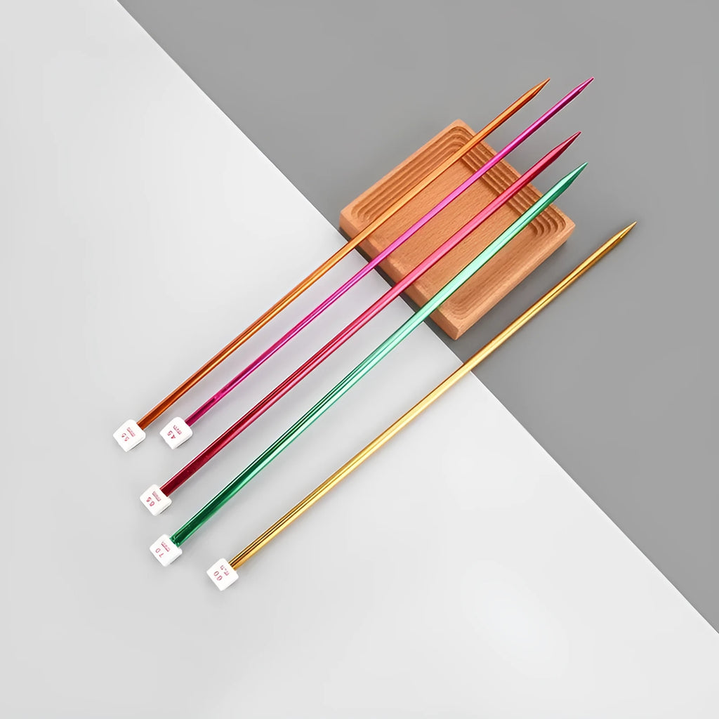 Set of lengthened crochet hooks with protective caps in sizes from 2.0mm to 10.0mm.
