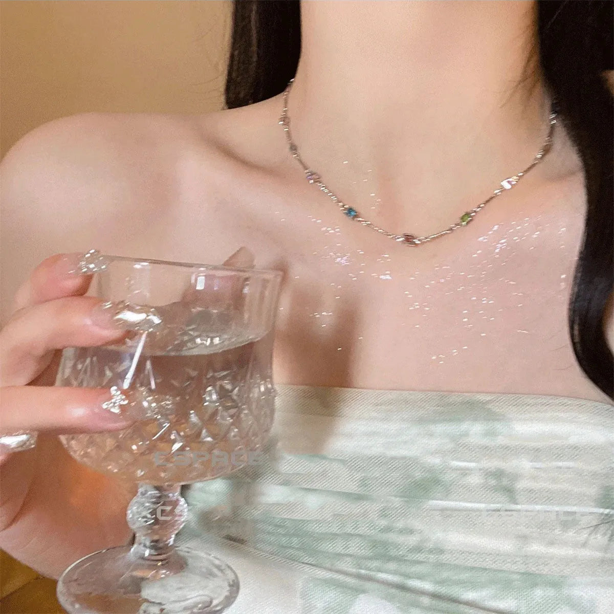 Square geometric clavicle necklace with artificial crystals in gold or white K tone