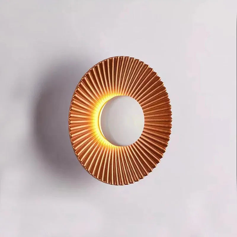 Round wall lamp in aluminium with adjustable gold and white light colour options