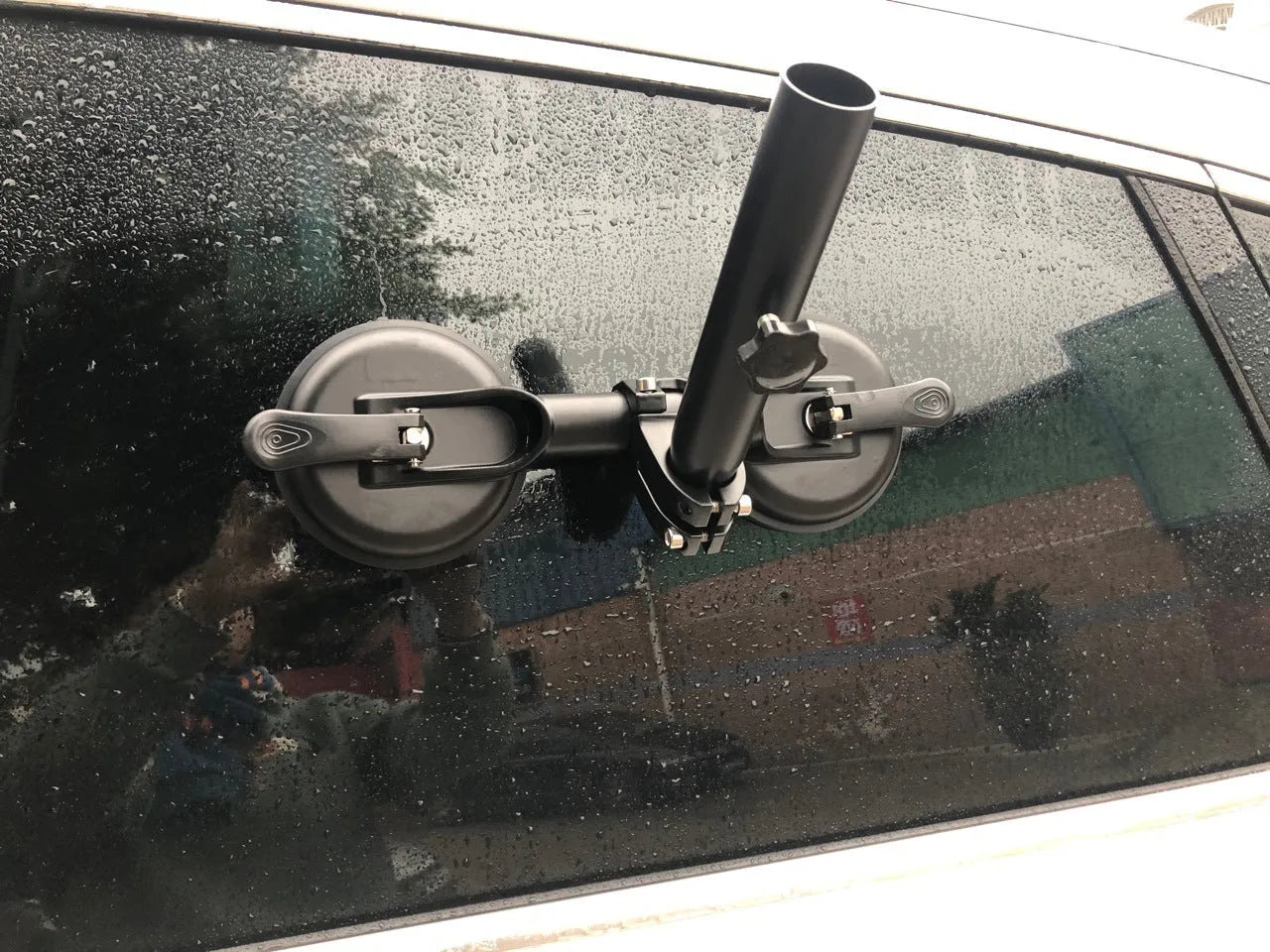 Black ABS and rubber off-road car sucker mount with round glass suction cup.