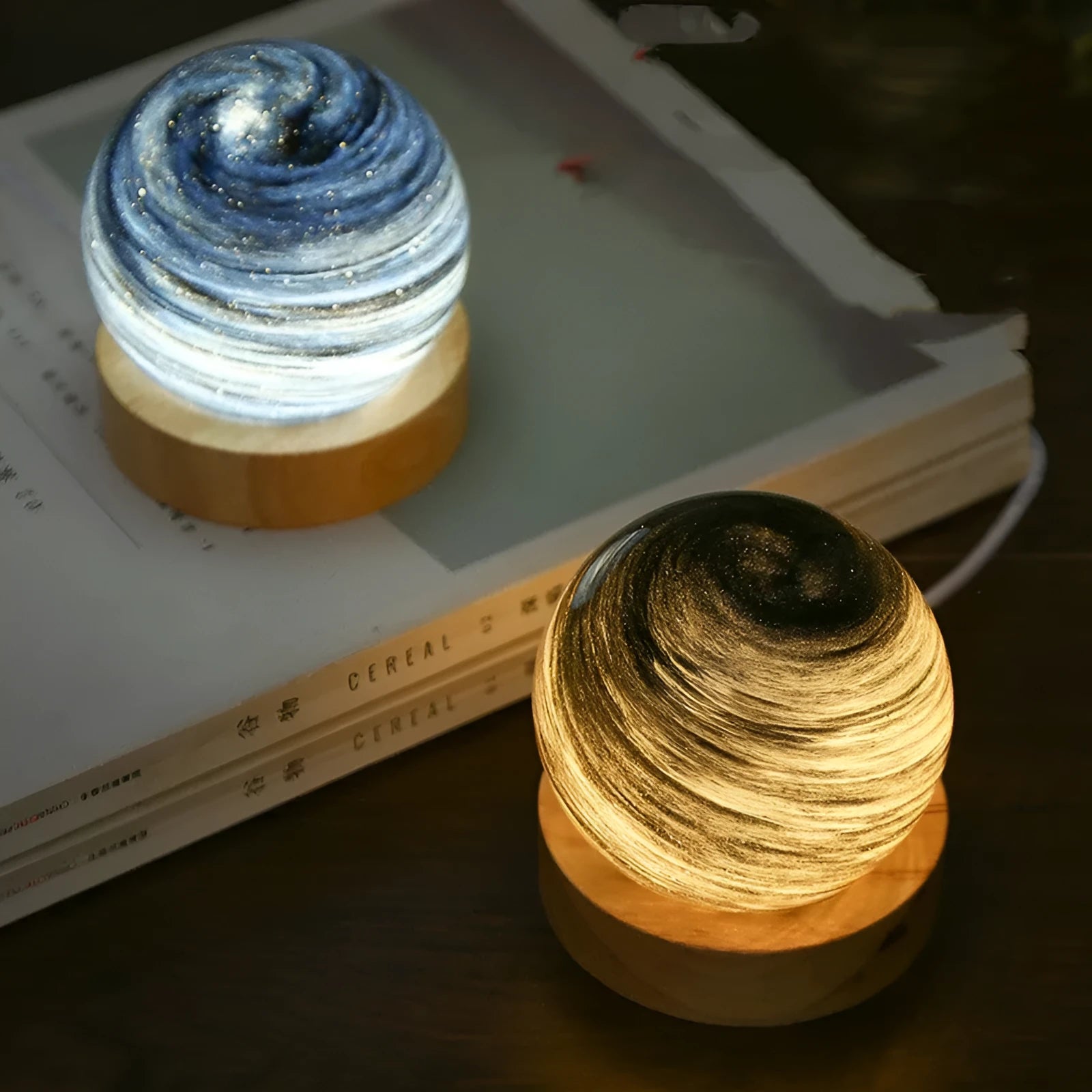 Planet-themed USB plug-in night light with three-colour dimming on a base, showing 80x90mm size.