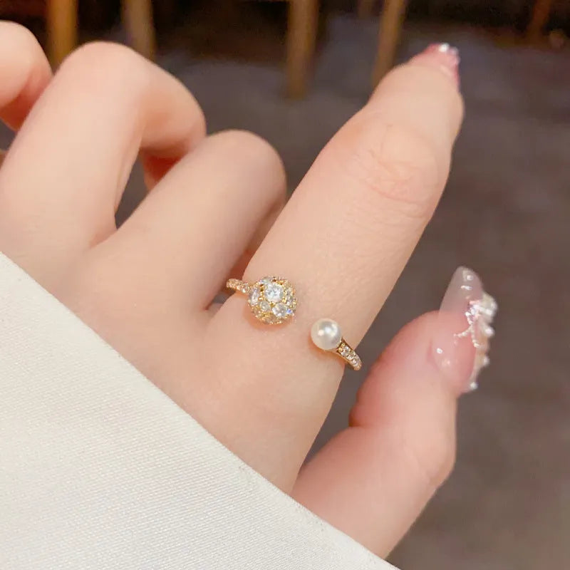 Women's open-end ring with round zircon and thick gold plating in geometric design