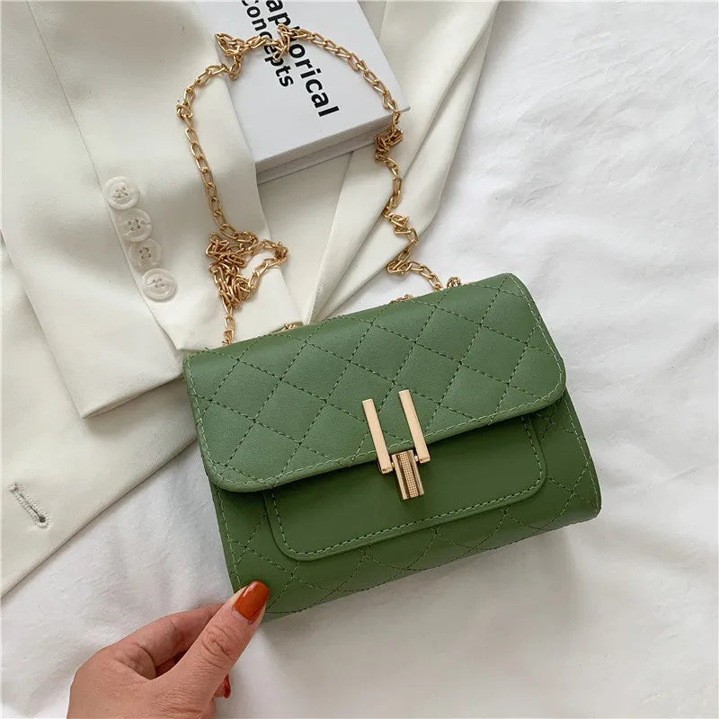 Women's diamond lattice chain crossbody bag in PU leather with adjustable shoulder strap