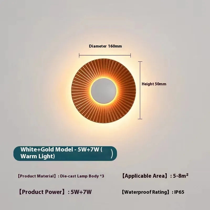 Round wall lamp in aluminium with adjustable gold and white light colour options