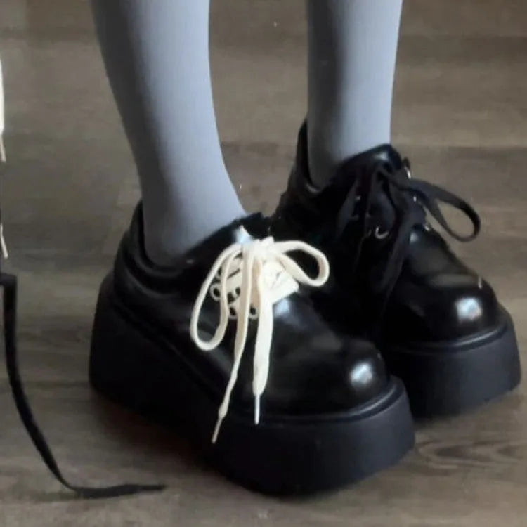 Matte black women's retro leather shoes with a thick sole and lace-up buckle on a 6-8cm English muffin heel.