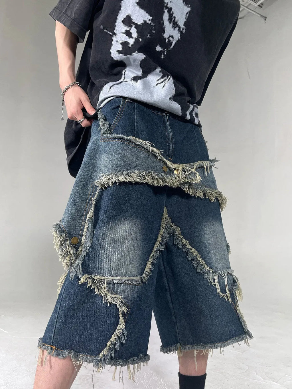 Blue denim shorts with American retro style, frayed detailing, and five-pointed star patches