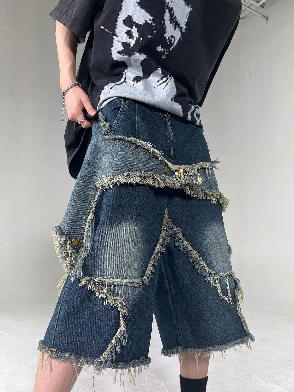 Blue denim shorts with American retro style, frayed detailing, and five-pointed star patches