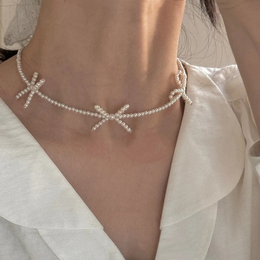 White sweet bow pearl necklace for women with adjustable length and geometric centrepiece