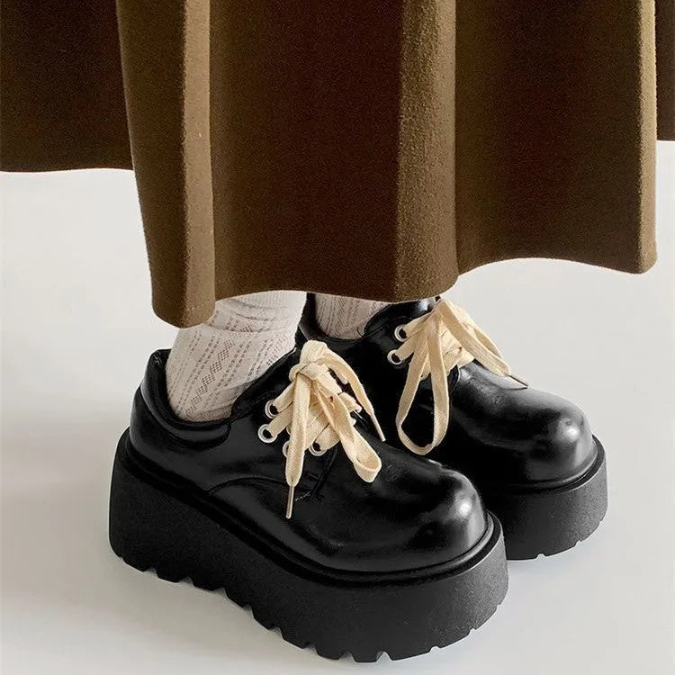 Matte black women's retro leather shoes with a thick sole and lace-up buckle on a 6-8cm English muffin heel.