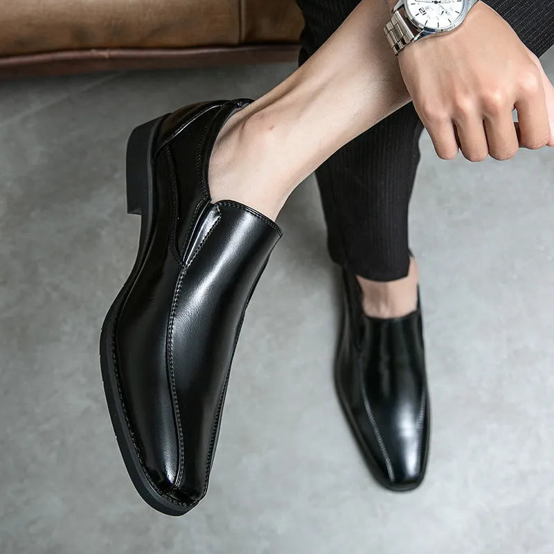 Men's black pointed toe casual shoes made of artificial PU leather with a rubber sole.