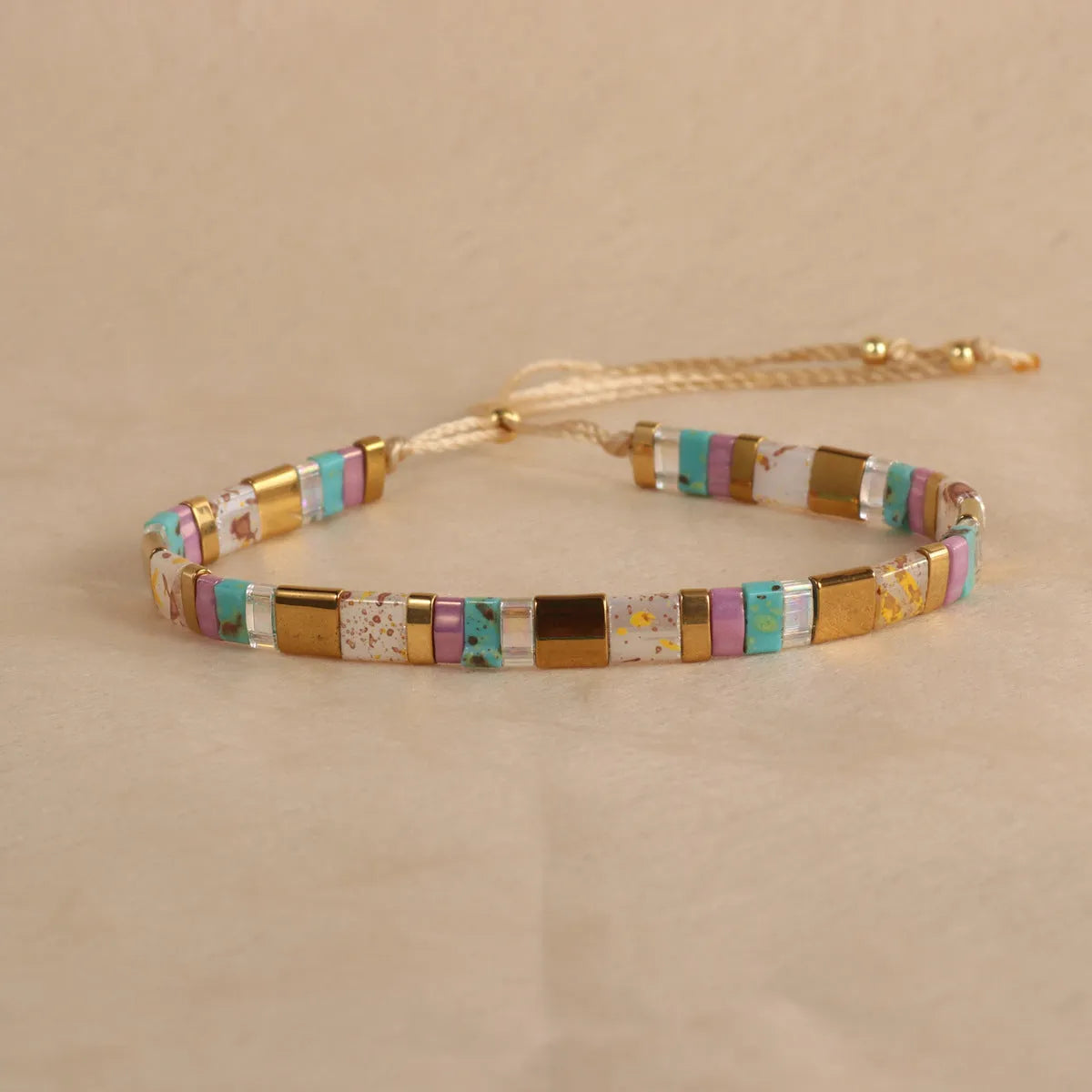 Geometric glass bead bracelet in European fashion style with round elements