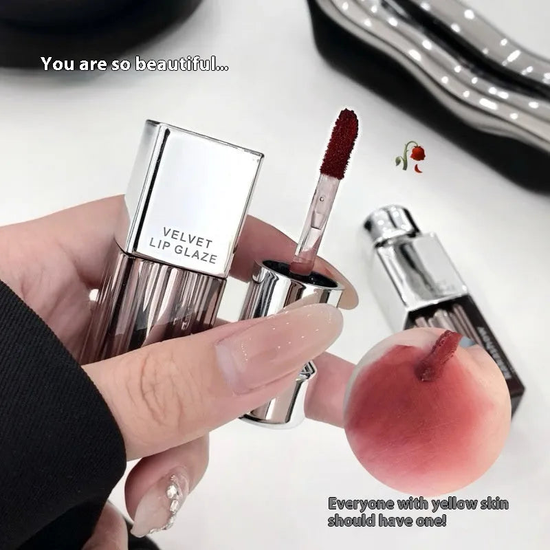 Matte soft mist lipstick in six velvet shades with 1.8g content