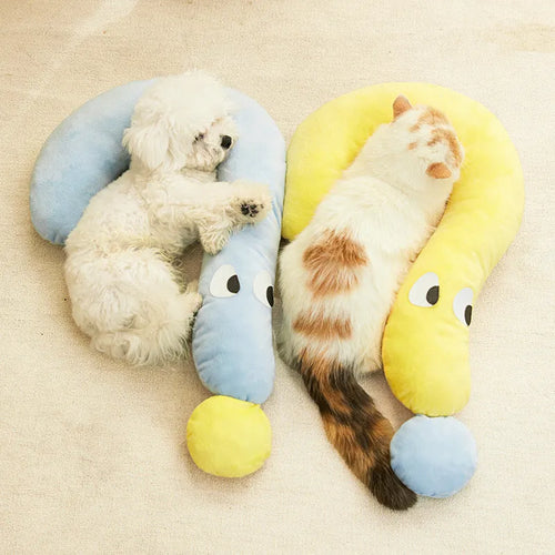 Blue or yellow pet pillow for dogs and cats measuring 62 by 39 centimetres
