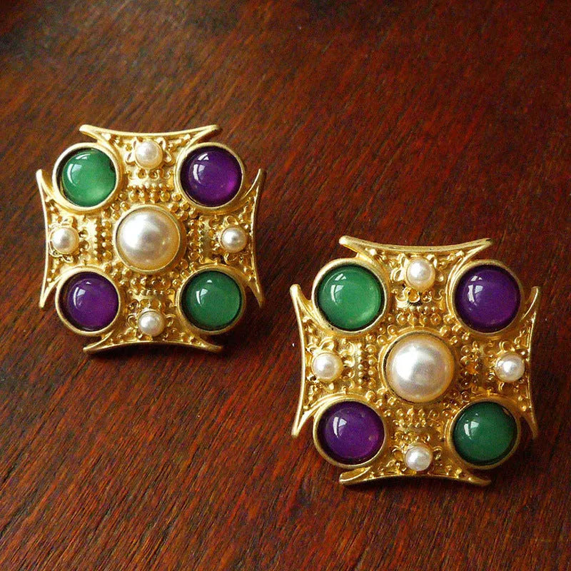 A diamond-shaped zinc alloy baroque brooch with a vintage court design in a selection of colour finishes.