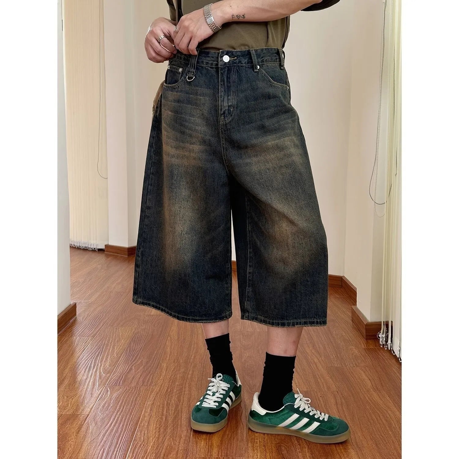 Men's denim shorts in straight loose fit with fifth pants length for summer wear