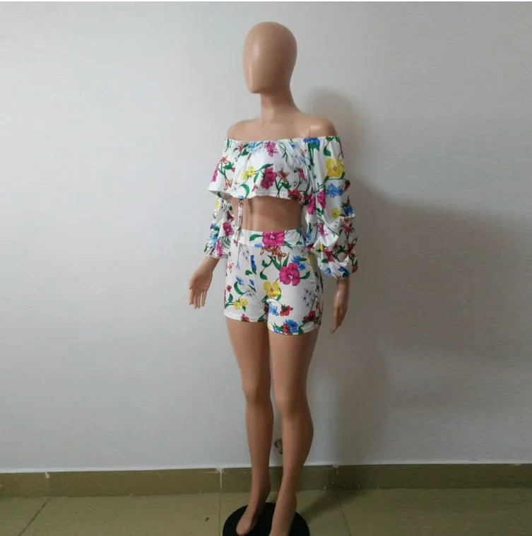 Women's two-piece short set with long pile sleeves and multicolour digitally printed shorts.