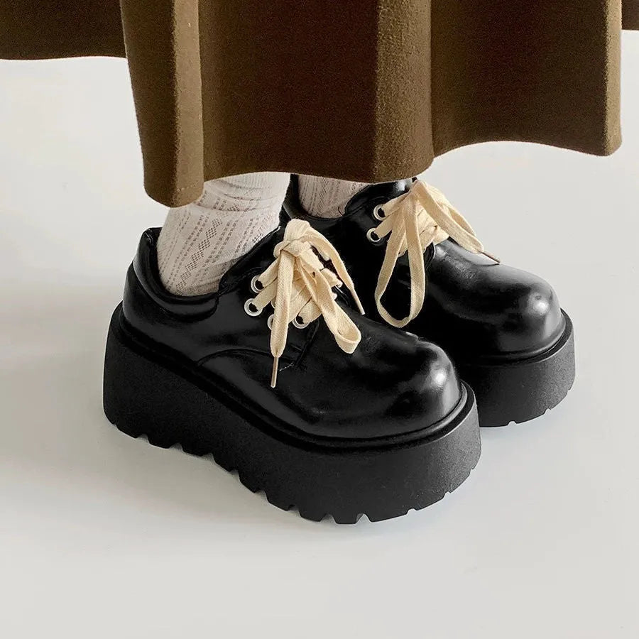 Matte black women's retro leather shoes with a thick sole and lace-up buckle on a 6-8cm English muffin heel.