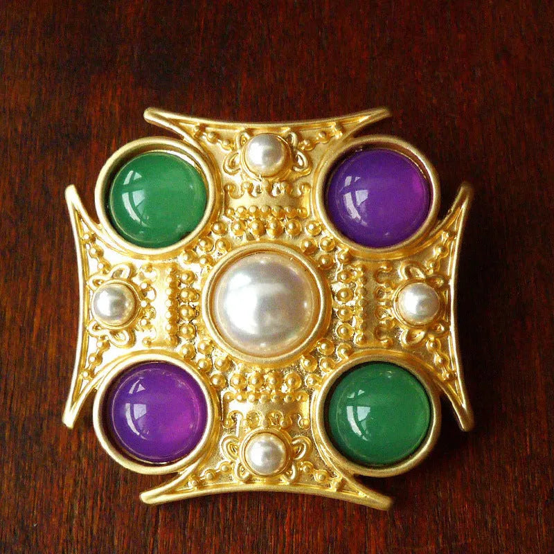 A diamond-shaped zinc alloy baroque brooch with a vintage court design in a selection of colour finishes.
