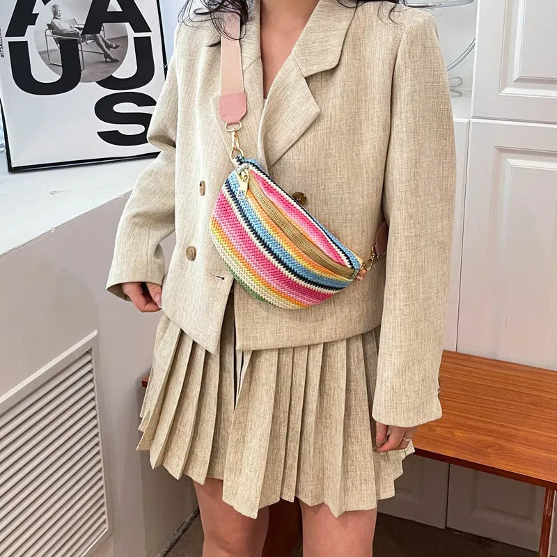 Women's woven straw beach bag with shell shape and single shoulder strap in pink colour