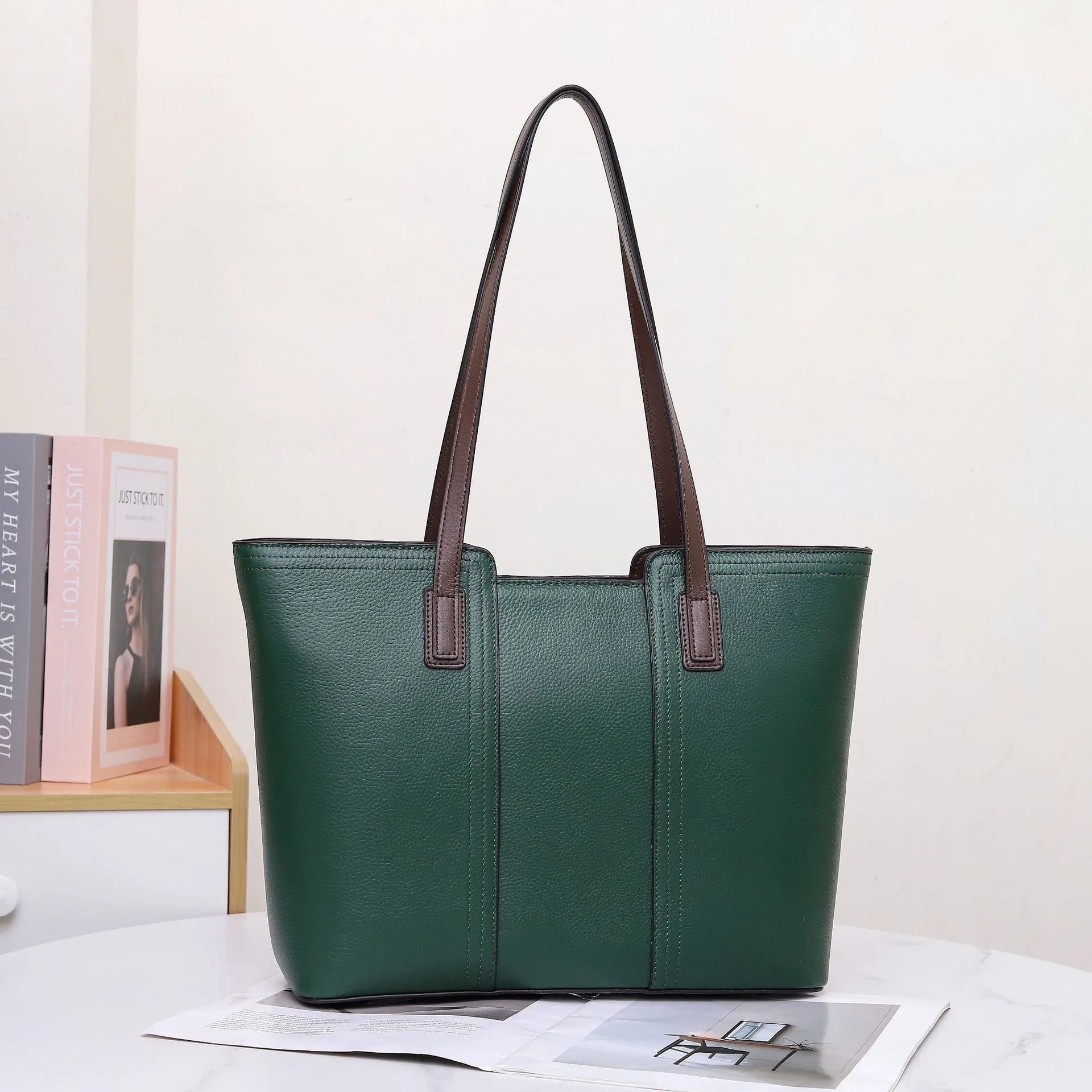 Genuine leather women's shoulder bag in box-type shape with sandwich pocket exterior