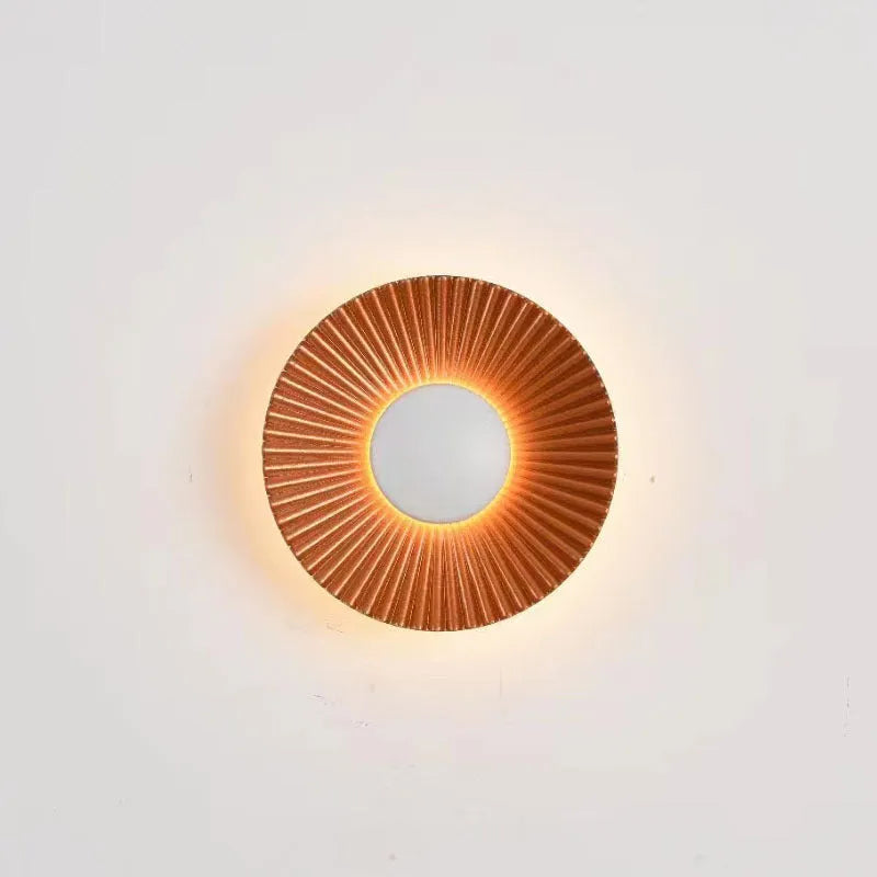 Round wall lamp in aluminium with adjustable gold and white light colour options