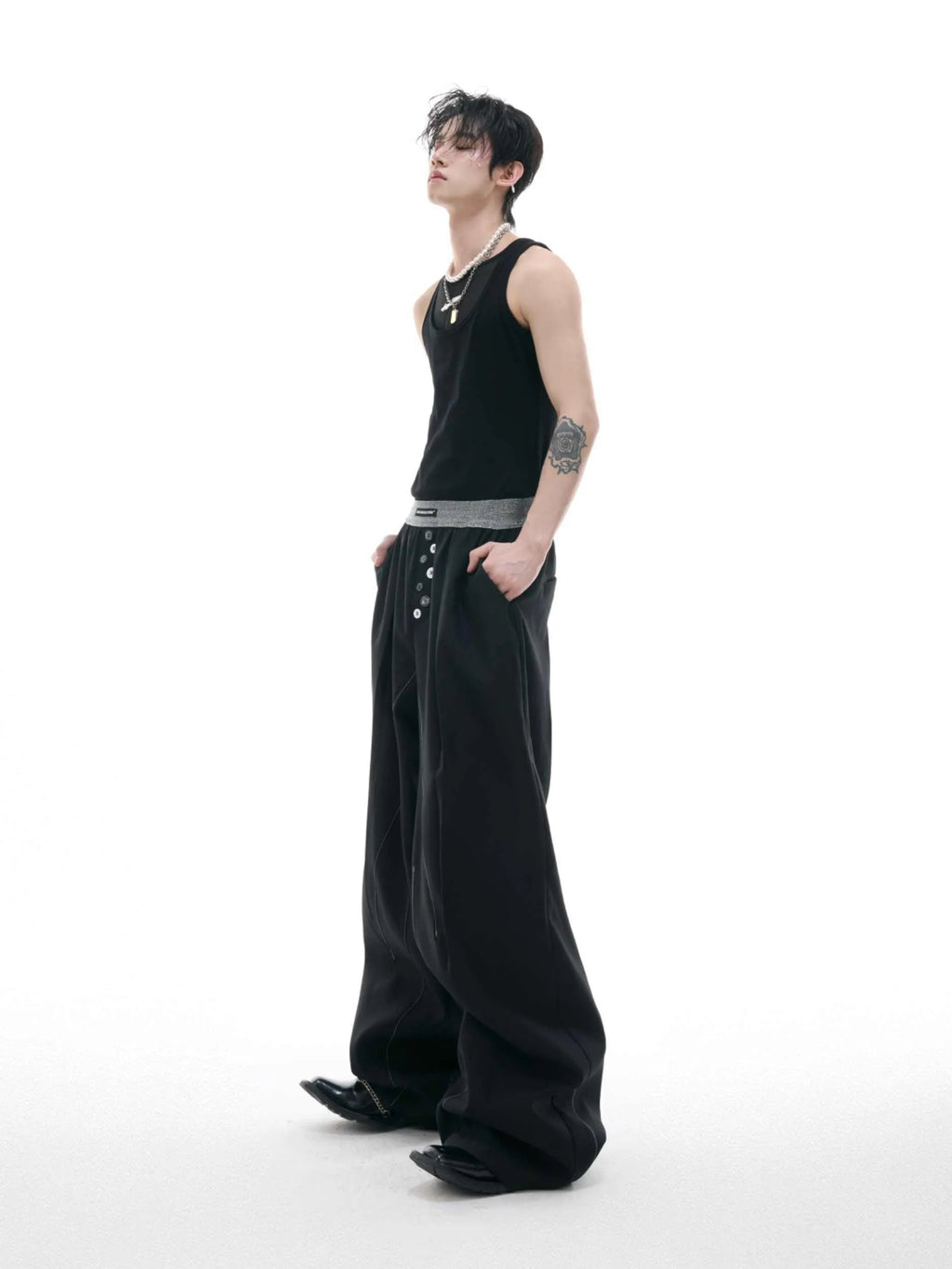 Straight-leg high-waist trousers with button-open line design in black and grey colours
