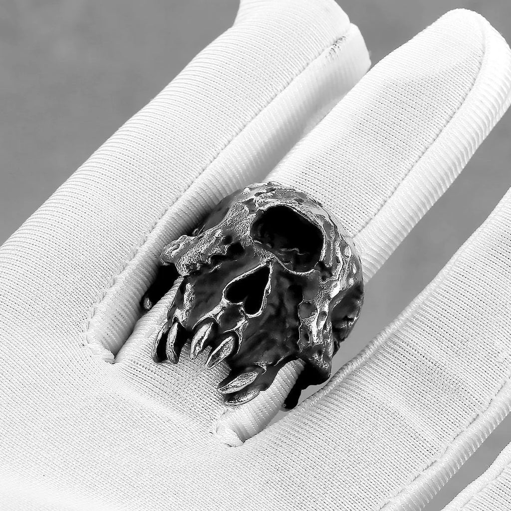 Alloy skull ring with one-eyed design in retro punk style
