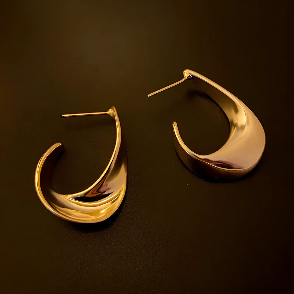 Metal twisted geometry earrings with round element in gold or silver electroplated finish