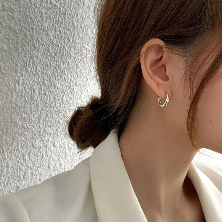 Women's geometric water drop earrings with minimalist retro design in gold or silver finish