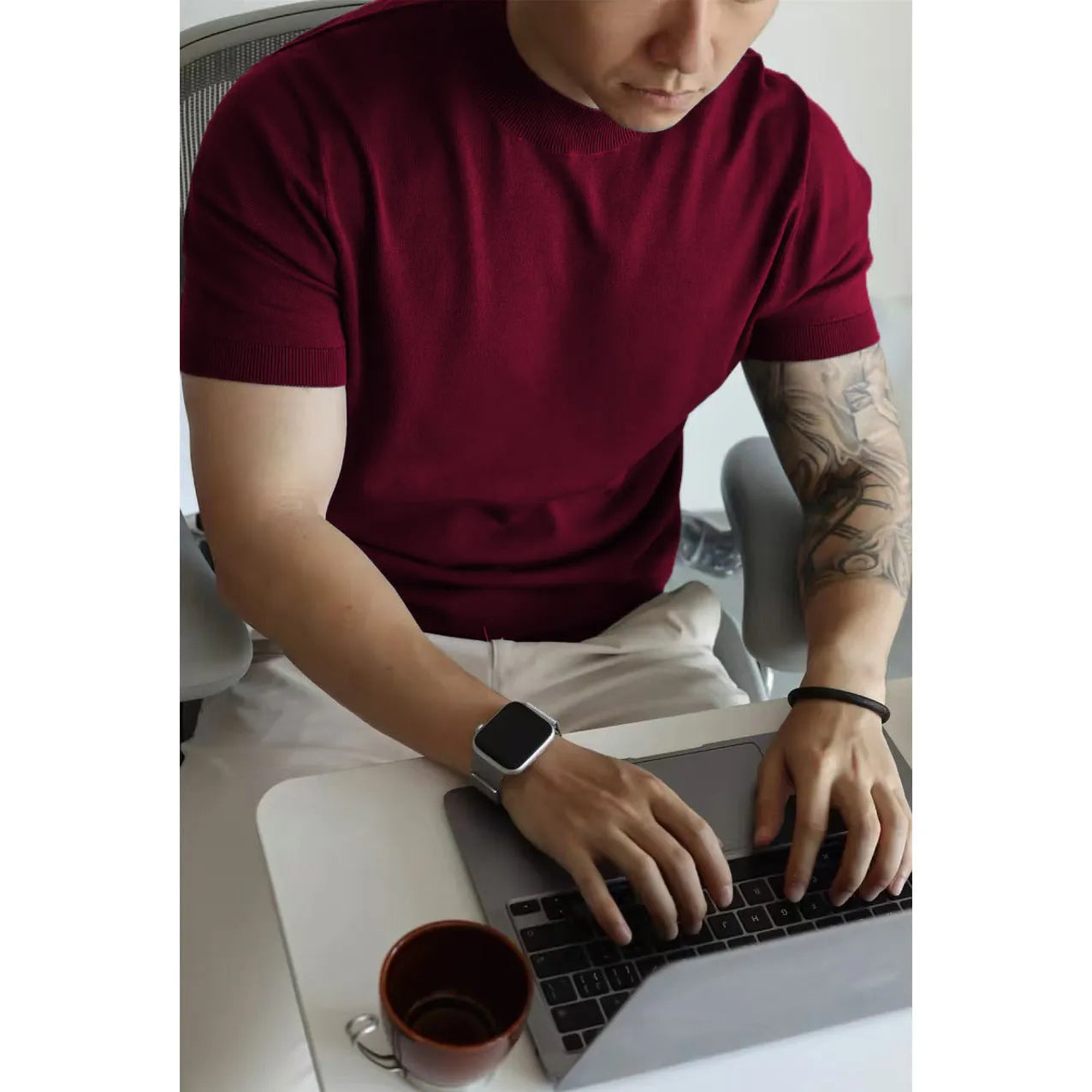 Men's slim-fit solid colour knit t-shirt for commuting in breathable polyester.