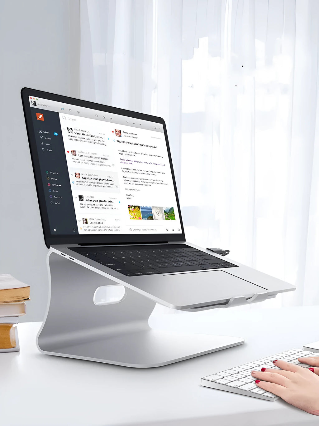 Aluminium notebook cooling bracket with rotary adjustment in silver colour option