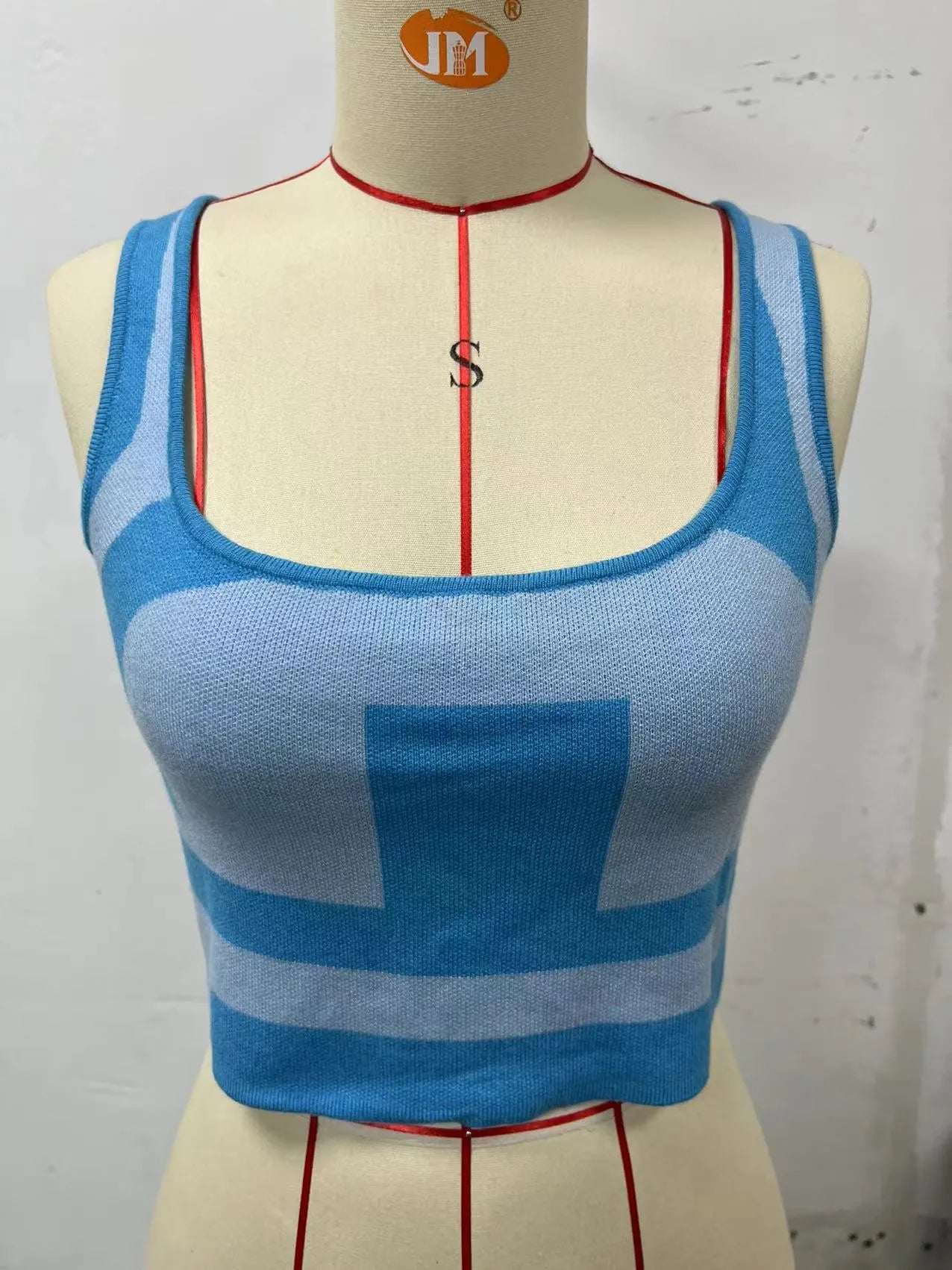 Women's U collar camisole vest in polyester with slim fit street fashion design