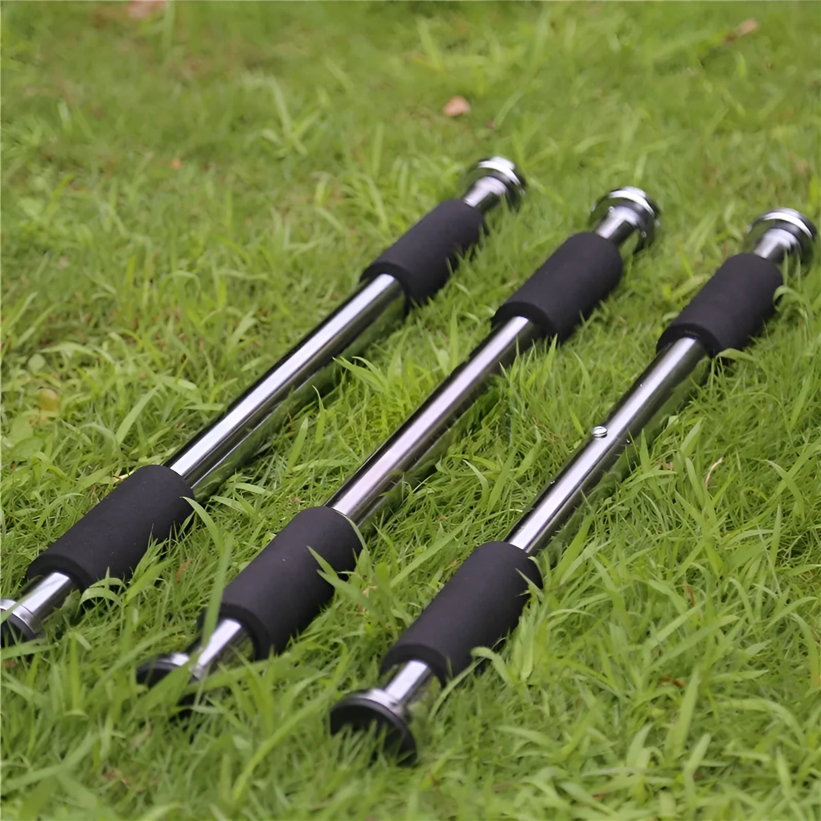 Steel adjustable doorway pull-up bar extended to its maximum 100cm width.