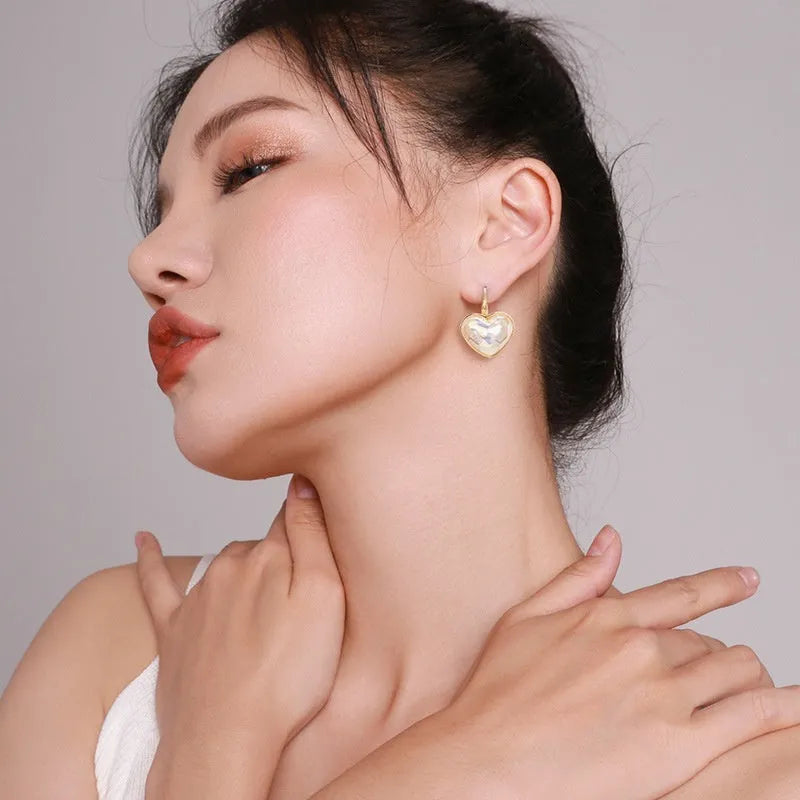 Gold-coloured alloy women's ear clip earrings in a natural style.