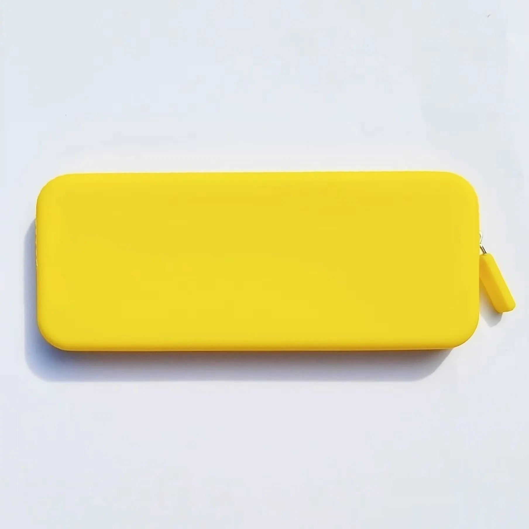 Silicone makeup brush storage bag in various colours showing compact 20x8x2.5cm dimensions