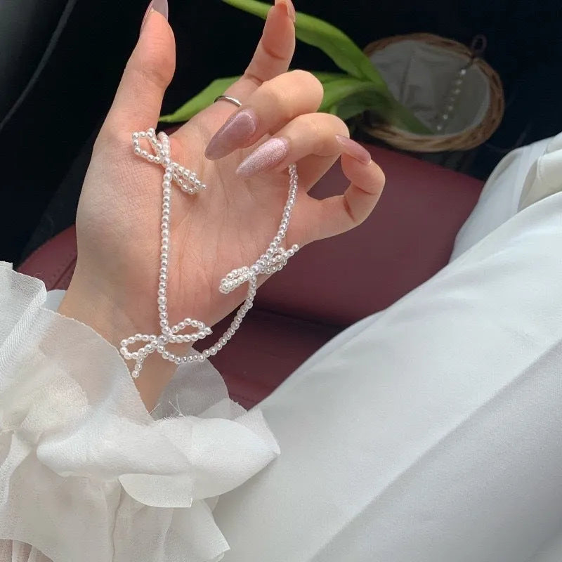 White sweet bow pearl necklace for women with adjustable length and geometric centrepiece