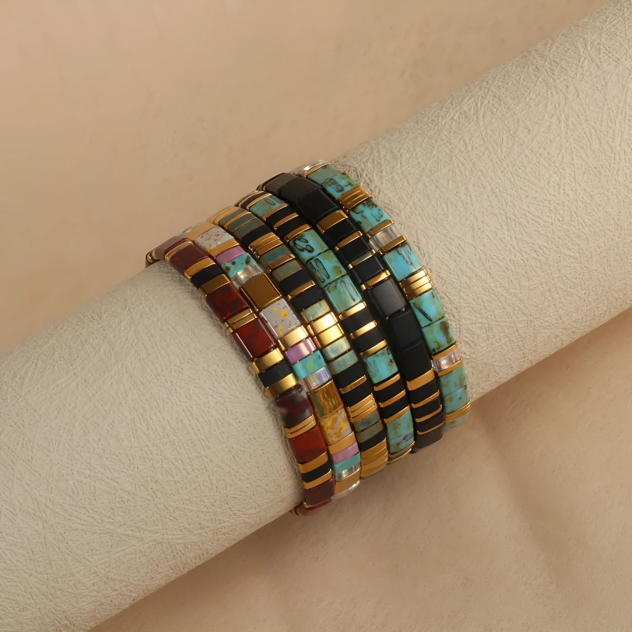 Geometric glass bead bracelet in European fashion style with round elements