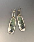 Geometric alloy earrings with two-colour marble pattern in simple jewellery style