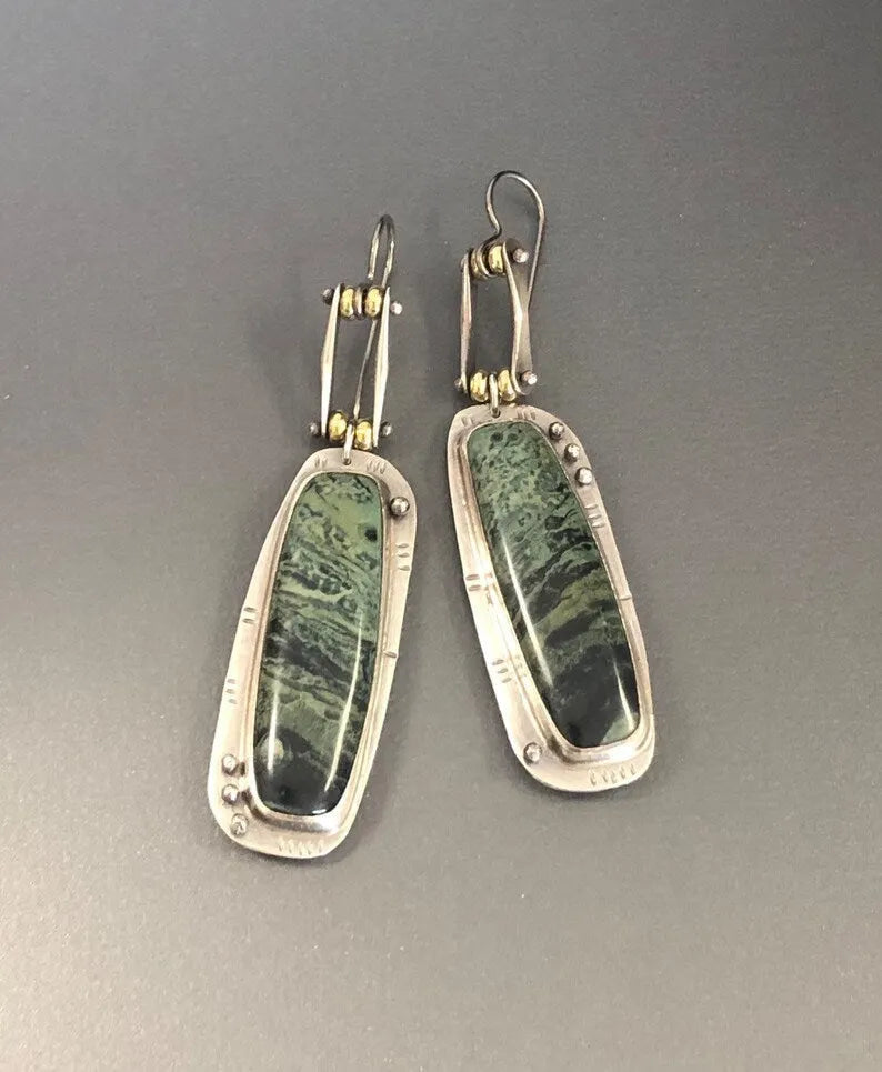 Geometric alloy earrings with two-colour marble pattern in simple jewellery style