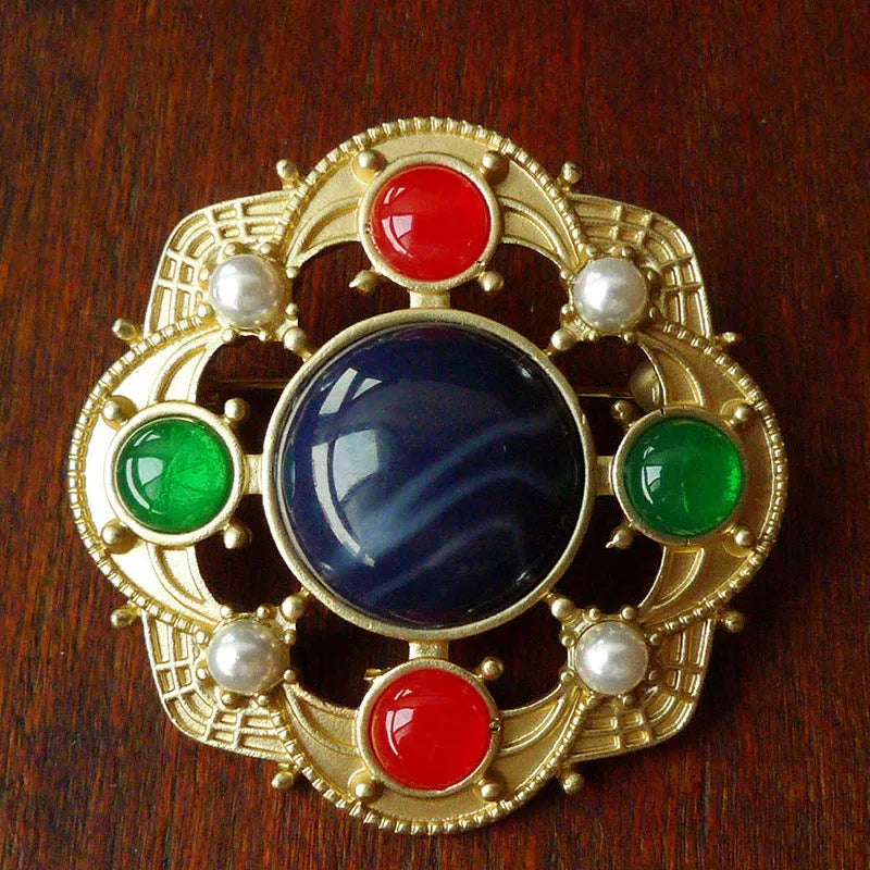 A diamond-shaped zinc alloy baroque brooch with a vintage court design in a selection of colour finishes.