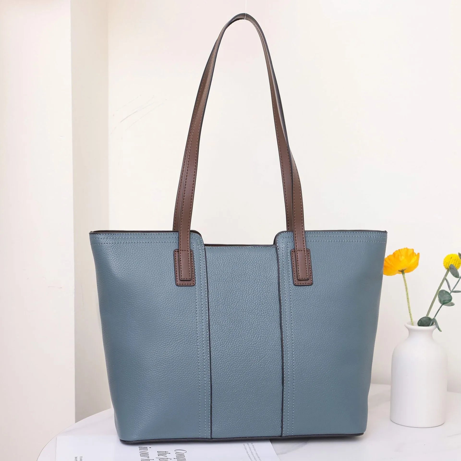 Genuine leather women's shoulder bag in box-type shape with sandwich pocket exterior
