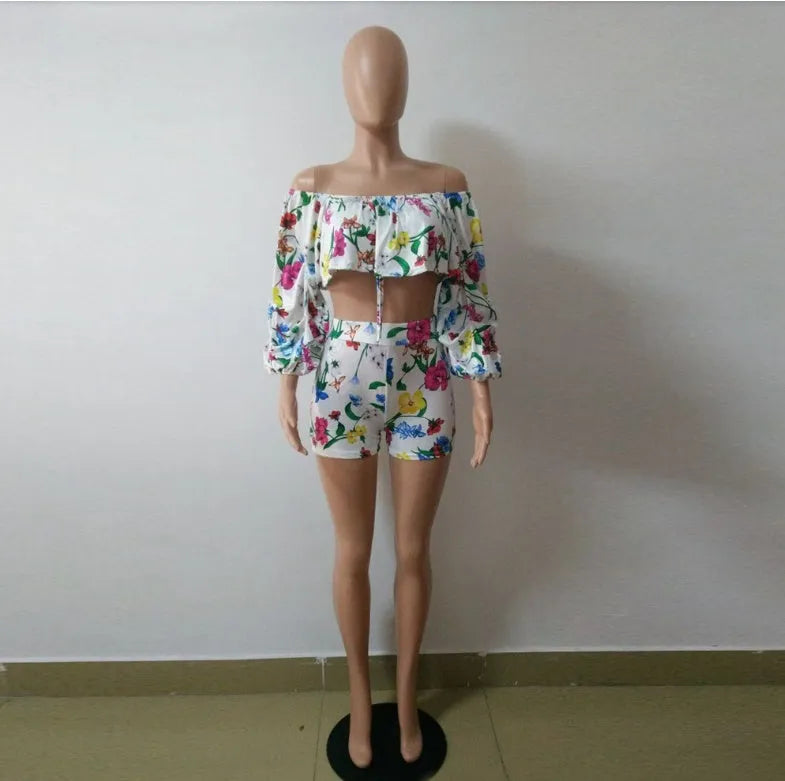Women's two-piece short set with long pile sleeves and multicolour digitally printed shorts.