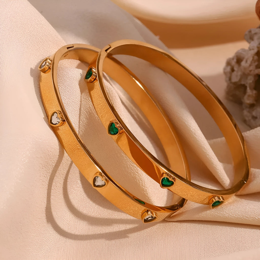 Women's stainless steel bracelet with micro-inlaid peach heart charm in golden electroplated finish