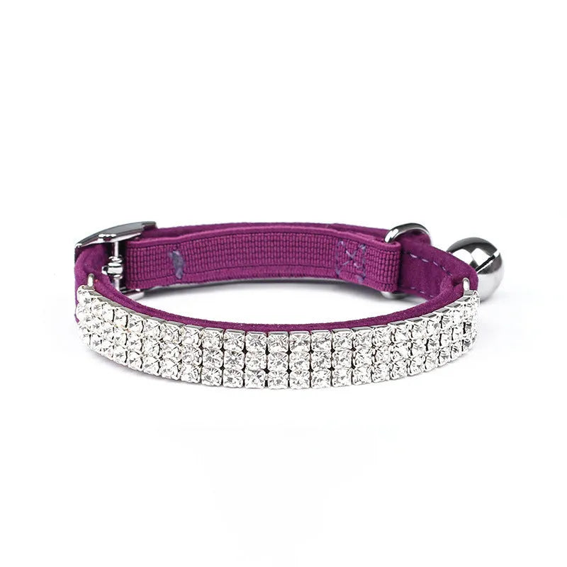 Velvet cat collar with rhinestones in an adjustable 20-30cm size on colour swatches.