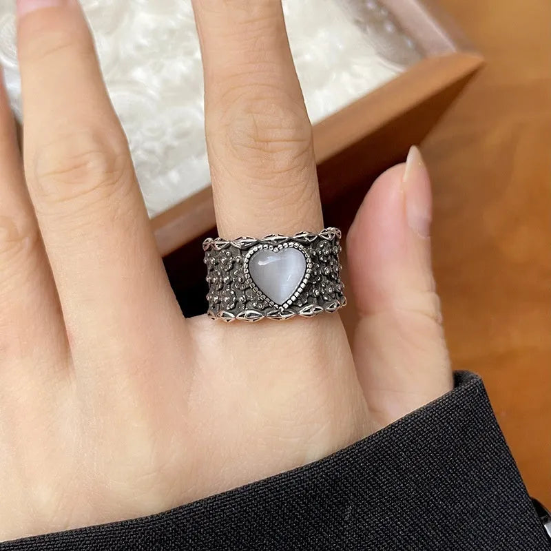 Adjustable heart-shaped retro ring in white copper plated silver with wide-faced design