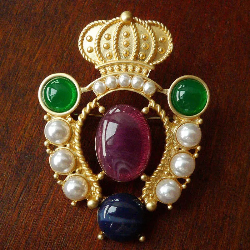 A diamond-shaped zinc alloy baroque brooch with a vintage court design in a selection of colour finishes.